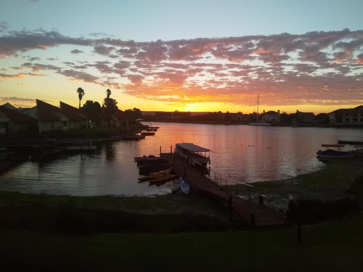 Апартаменты First Group Port Owen Marina Фелддриф Экстерьер фото